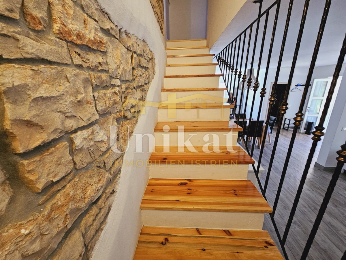 Tenuta con casa in pietra ristrutturata, giardino e piscina